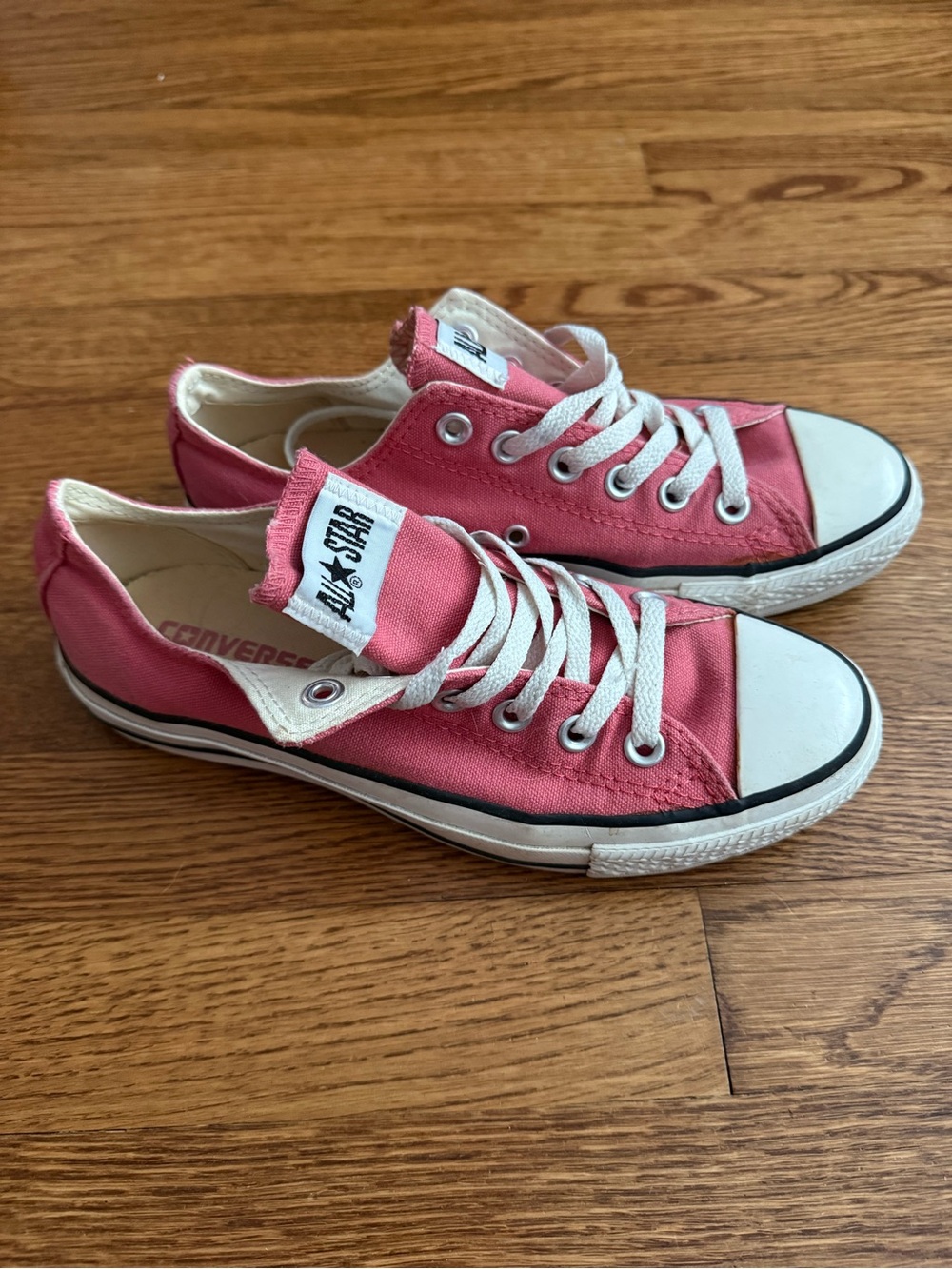 Converse Women’s Low Top Canvas Sneakers — Pink size 7